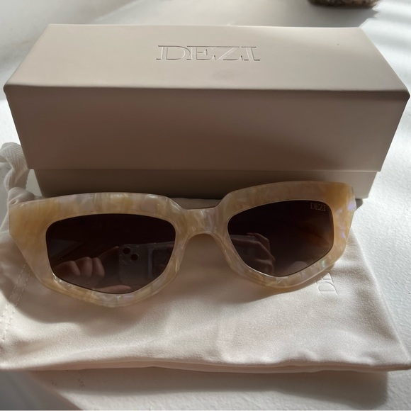 DEZI Sunglasses NWOT - Picture 2 of 5